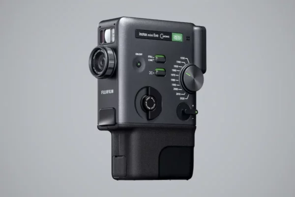 Fujifilm Instax Mini Evo Cinema au design inspiré des caméras Super 8, appareil photo instantané hybride capable de filmer des vidéos