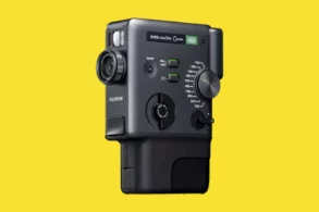 Fujifilm Instax Mini Evo Cinema au design inspiré des caméras Super 8, appareil photo instantané hybride capable de filmer des vidéos