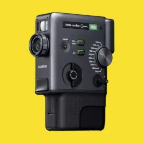 Fujifilm Instax Mini Evo Cinema au design inspiré des caméras Super 8, appareil photo instantané hybride capable de filmer des vidéos
