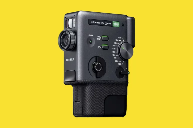 Fujifilm Instax Mini Evo Cinema au design inspiré des caméras Super 8, appareil photo instantané hybride capable de filmer des vidéos
