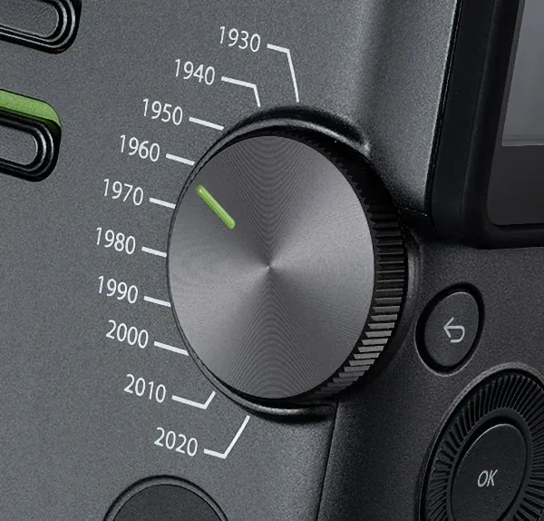 Fujifilm Instax Mini Evo Cinema au design inspiré des caméras Super 8, appareil photo instantané hybride capable de filmer des vidéos